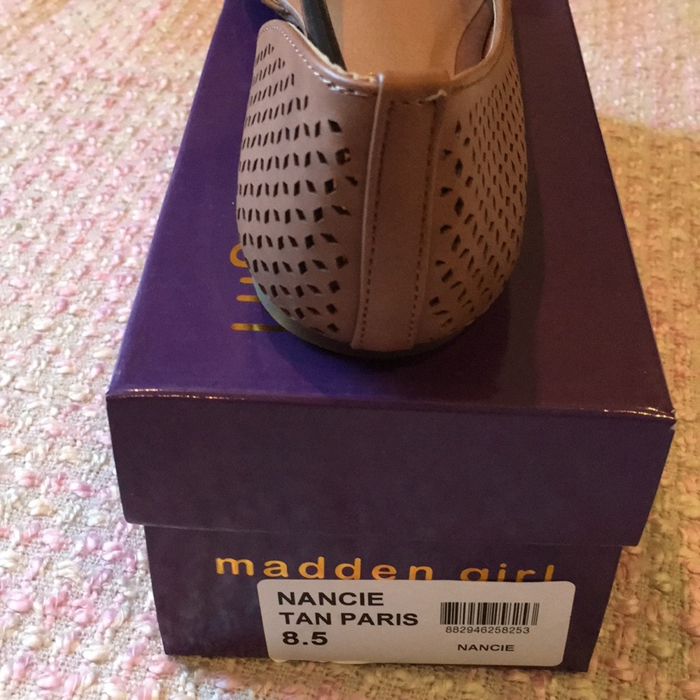 NIB Madden Girl Nancie Chip Out Pointed Tor Flats - Picture 6 of 7
